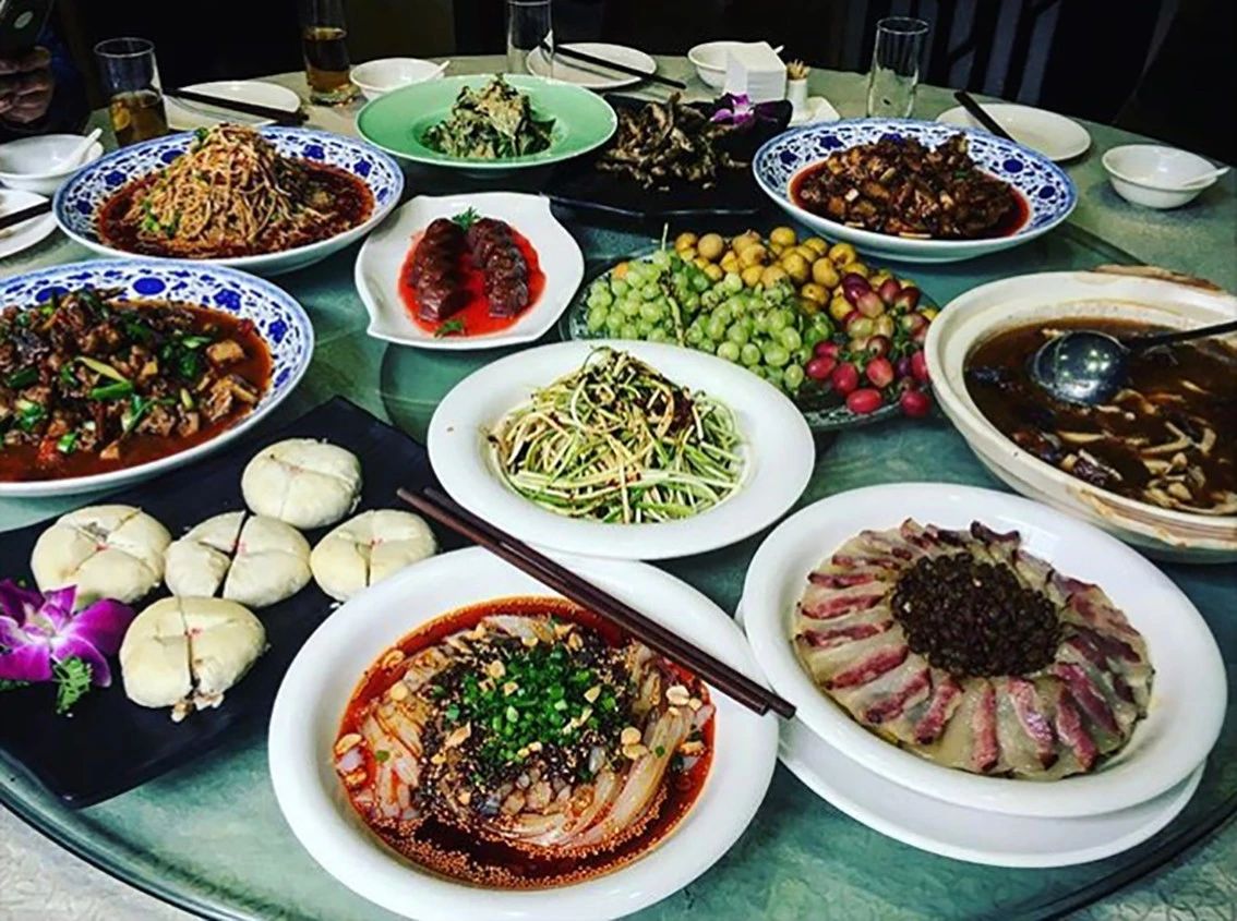 请灶神、做红油、吃兔头,英国女孩20多年来被川菜迷得神魂颠倒