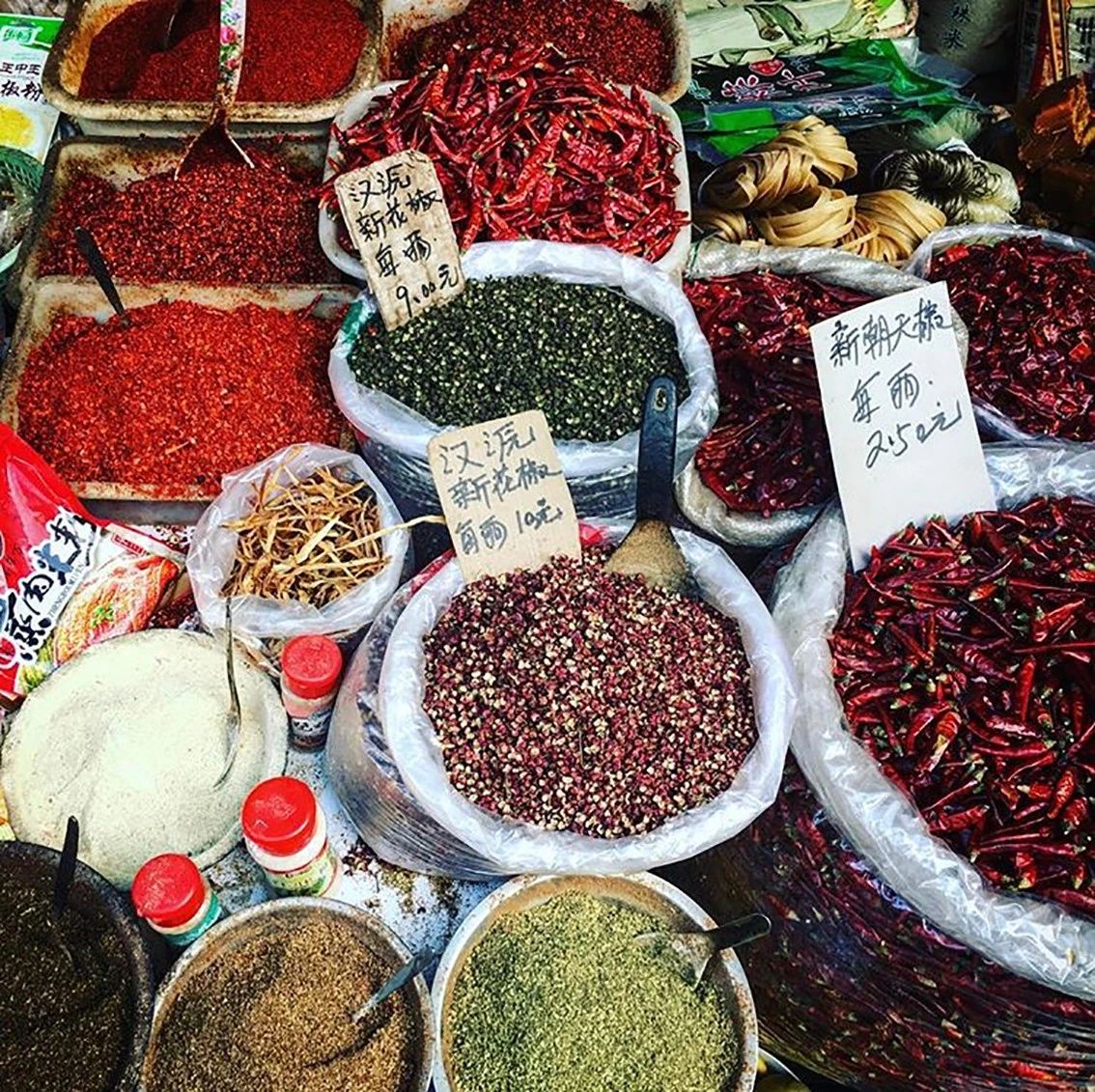 请灶神、做红油、吃兔头,英国女孩20多年来被川菜迷得神魂颠倒