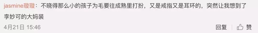 2岁宝宝拿妈妈口红乱涂,2岁女儿拿口红画画