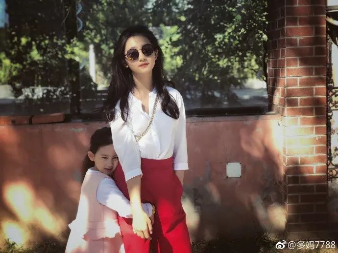 2岁宝宝拿妈妈口红乱涂,2岁女儿拿口红画画