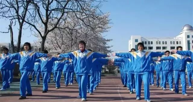 2岁宝宝拿妈妈口红乱涂,2岁女儿拿口红画画