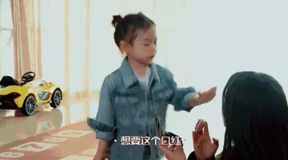 2岁宝宝拿妈妈口红乱涂,2岁女儿拿口红画画