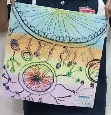 2岁宝宝拿妈妈口红乱涂,2岁女儿拿口红画画