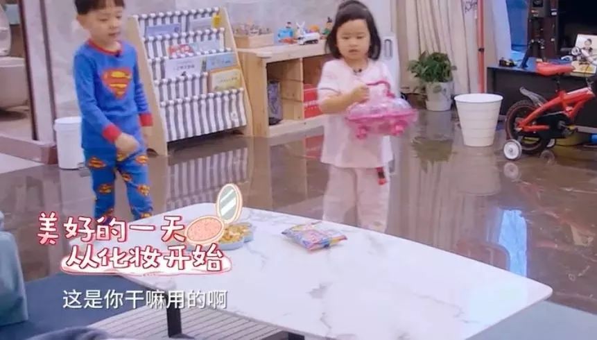 2岁宝宝拿妈妈口红乱涂,2岁女儿拿口红画画