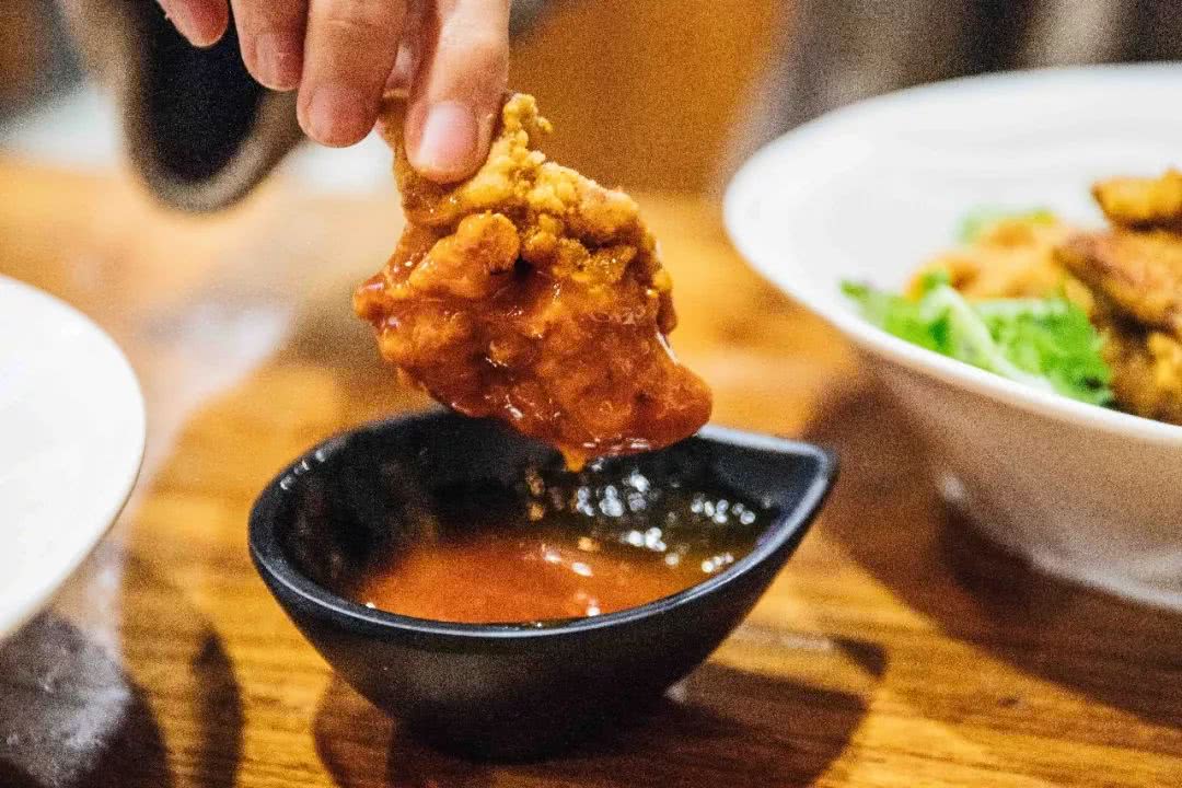 夜场界地震了!观音桥新开一家奇葩酒吧,整条街的风头都被它抢了