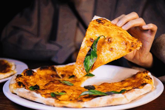 夜场界地震了!观音桥新开一家奇葩酒吧,整条街的风头都被它抢了