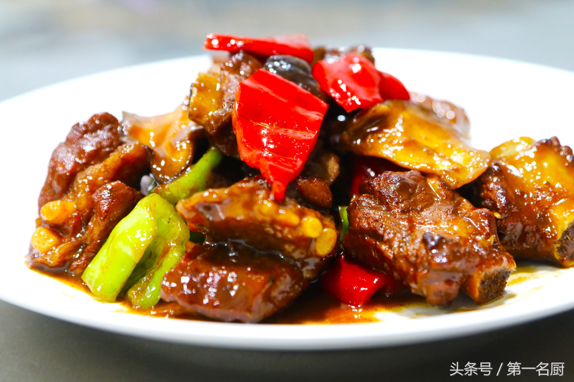 吕小厨咸香软糯红烧排骨,红烧排骨怎么做好吃又软烂