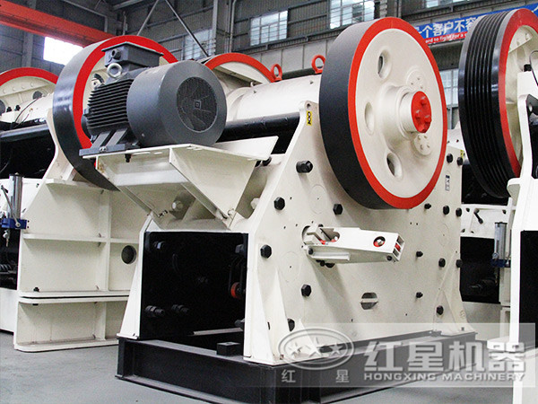 小型鄂破式破碎机用户现场,颚式破碎机破石价格