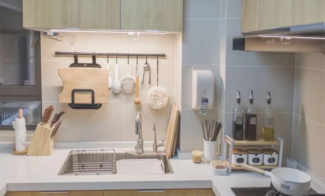 装修玻璃胶有甲醛含量,装修玻璃胶是防水防霉的吗