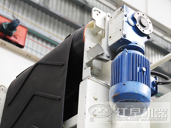 小型移动颚式破碎机使用现场,鄂破移动破碎机设备