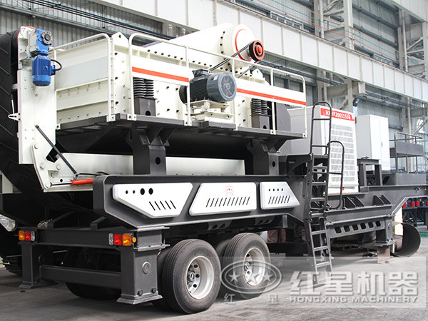 小型移动颚式破碎机使用现场,鄂破移动破碎机设备