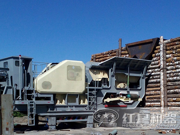 小型移动颚式破碎机使用现场,鄂破移动破碎机设备