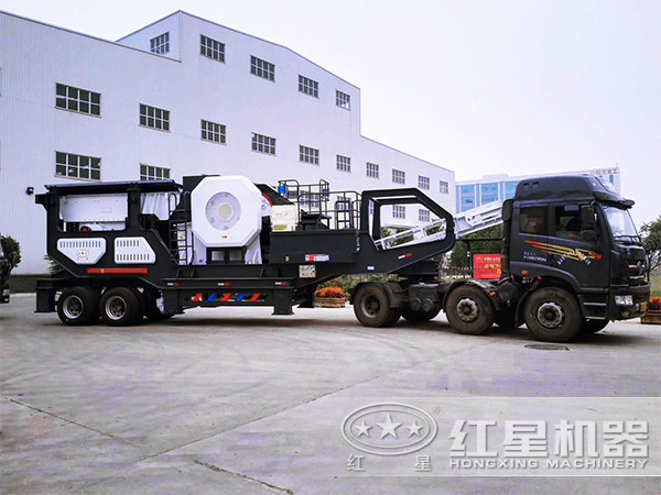 小型移动颚式破碎机使用现场,鄂破移动破碎机设备