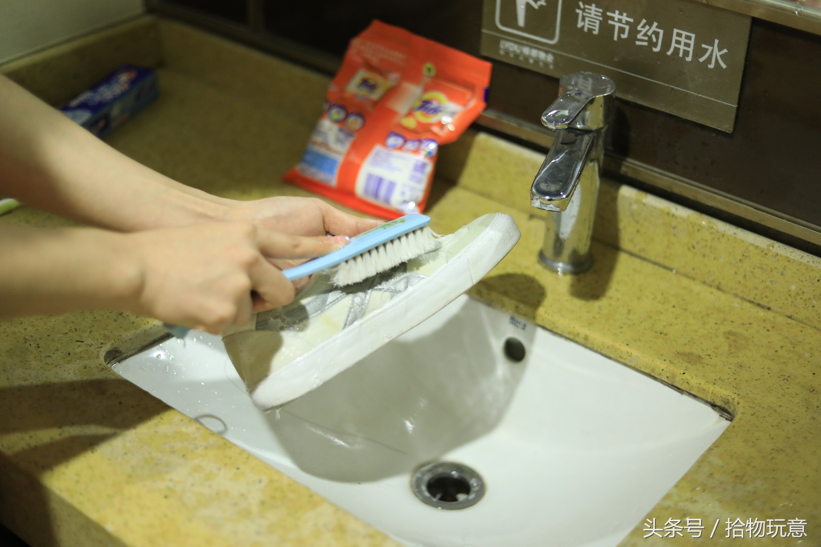 小白鞋变黄不用扔,小白鞋洗后发黄变白的小妙招家用