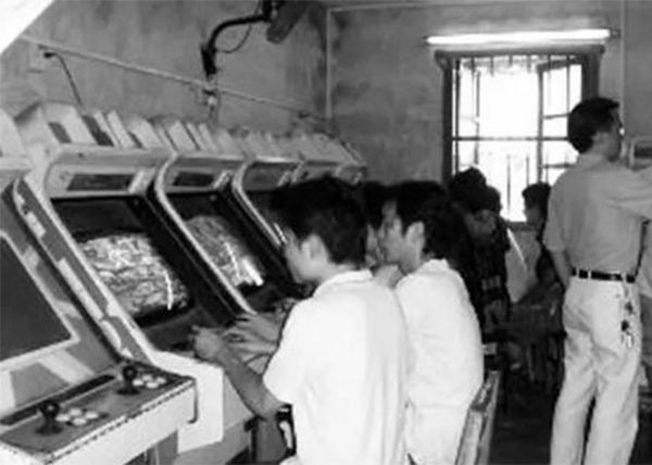 一代尬舞青春，初代跳舞机DDR往事