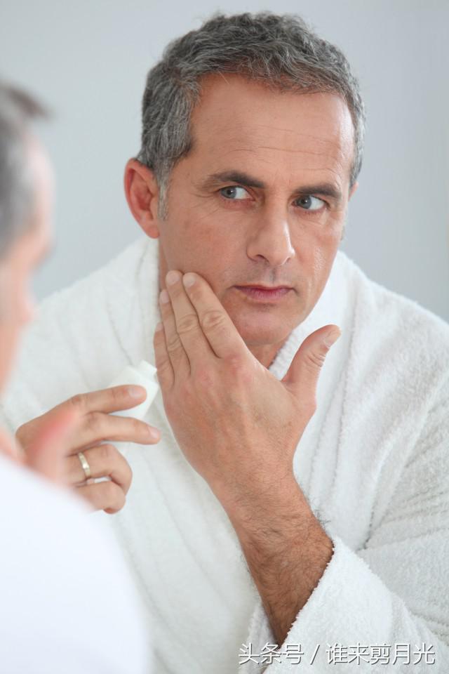 男生下巴长很多痘痘用什么药膏,男生下巴老是反复长痘痘怎么解决