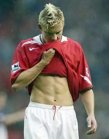 为曼联踢断腿的男人,为曼联付出一切的球员