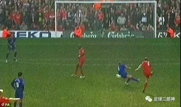 为曼联踢断腿的男人,为曼联付出一切的球员