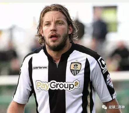 为曼联踢断腿的男人,为曼联付出一切的球员