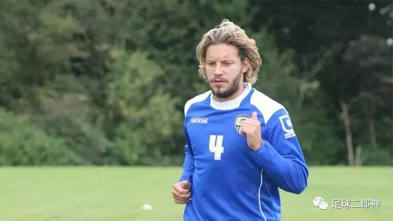 为曼联踢断腿的男人,为曼联付出一切的球员