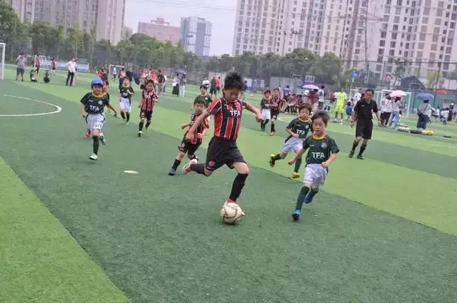 孩子踢球怎么能内心强大,怎么培养自己的孩子练足球