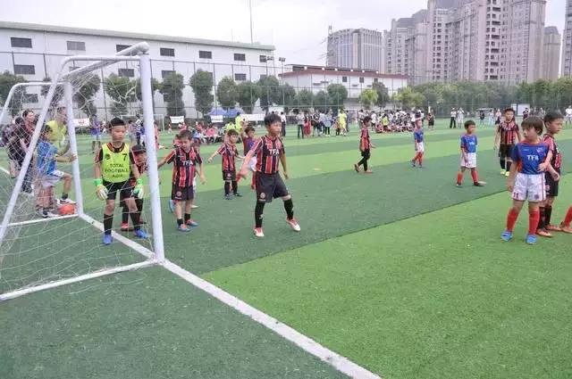 孩子踢球怎么能内心强大,怎么培养自己的孩子练足球