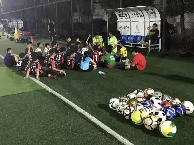 孩子踢球怎么能内心强大,怎么培养自己的孩子练足球