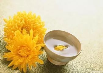 古有东篱把酒黄昏后，今有延年益寿赏菊酒