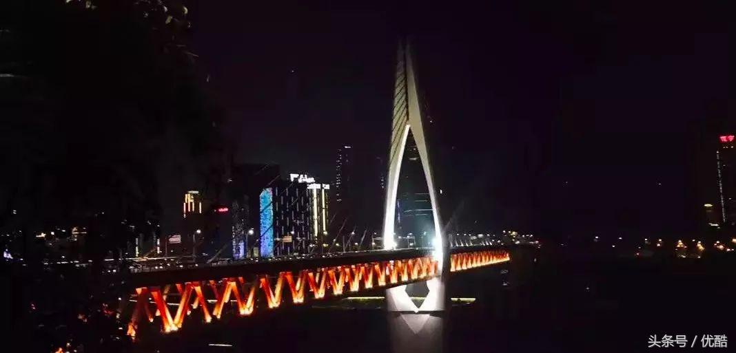 被甩后，她背着一把菜刀追他到北京｜凌晨四点的重庆