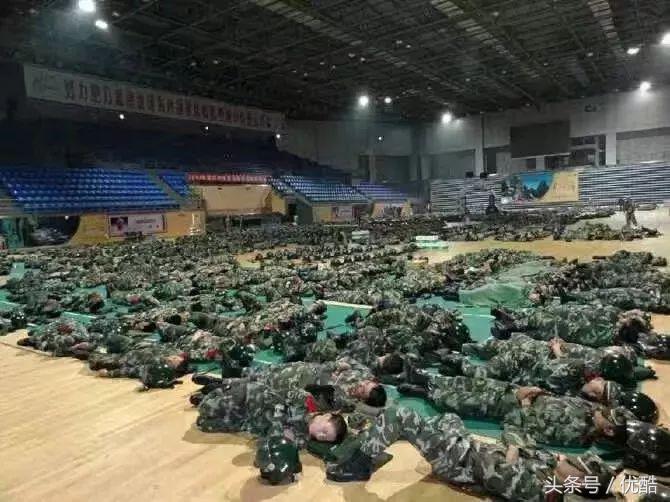 被甩后，她背着一把菜刀追他到北京｜凌晨四点的重庆