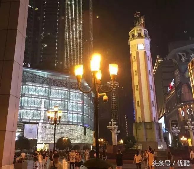 被甩后，她背着一把菜刀追他到北京｜凌晨四点的重庆