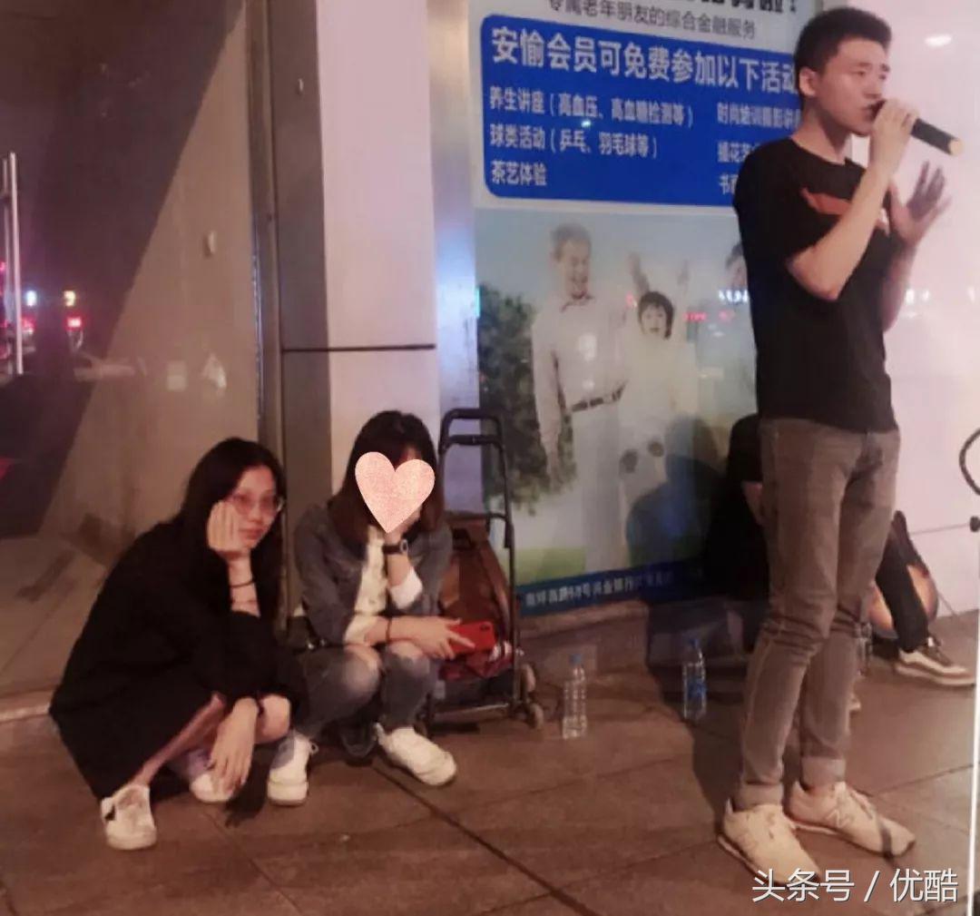 被甩后，她背着一把菜刀追他到北京｜凌晨四点的重庆