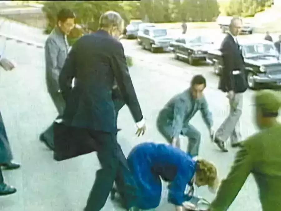 跌倒炫富,土豪上台摔倒