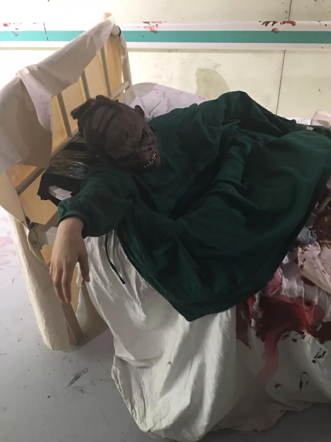 胆量悬殊的二人