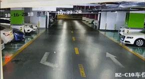 女司机倒车先撞玛莎拉蒂,27岁女司机撞玛莎拉蒂后续