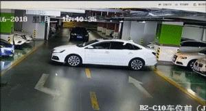 女司机倒车先撞玛莎拉蒂,27岁女司机撞玛莎拉蒂后续