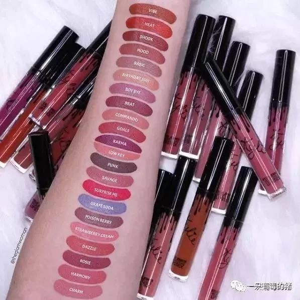 深扒摔跤炫富：原来富婆们20w包包里的东西也没什么了不起