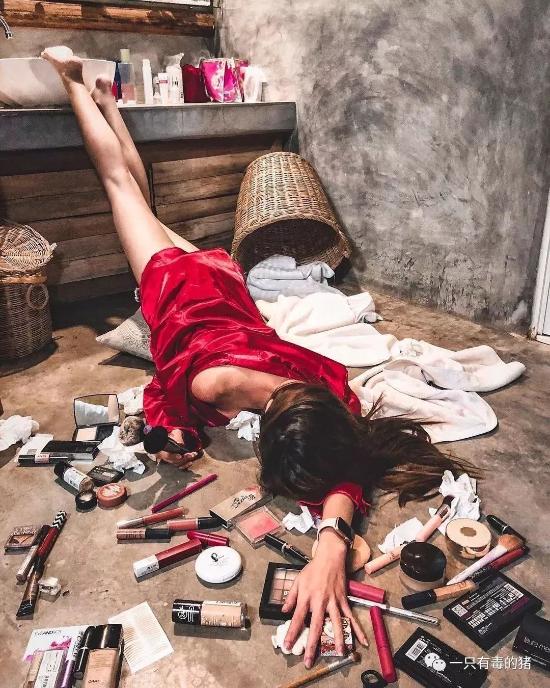 深扒摔跤炫富：原来富婆们20w包包里的东西也没什么了不起