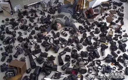 深扒摔跤炫富：原来富婆们20w包包里的东西也没什么了不起