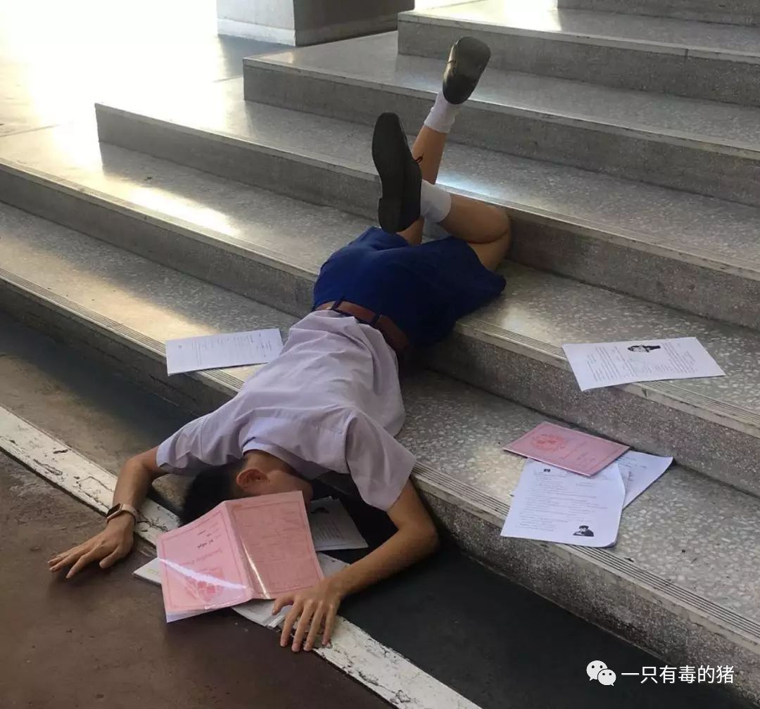 深扒摔跤炫富：原来富婆们20w包包里的东西也没什么了不起