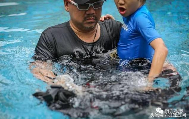 自闭症爸爸训练儿子视频,爸爸辅导自闭症哥哥