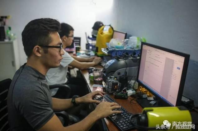 自闭症爸爸训练儿子视频,爸爸辅导自闭症哥哥