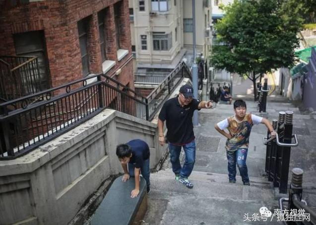 自闭症爸爸训练儿子视频,爸爸辅导自闭症哥哥