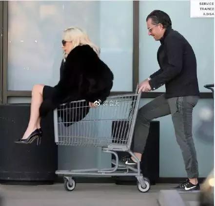 ladygaga结婚了吗,ladygaga被曝与男友订婚