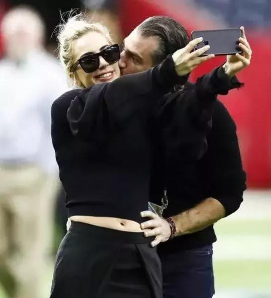 ladygaga结婚了吗,ladygaga被曝与男友订婚