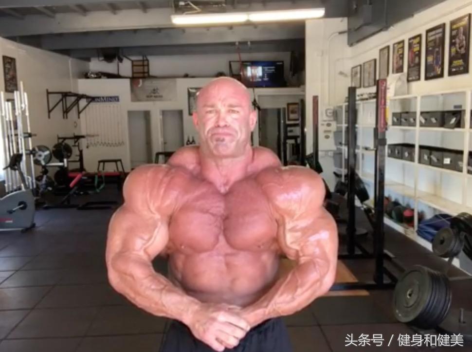 健美明星被质疑三角肌和斜方肌造假，其本人回应：来试试吧！