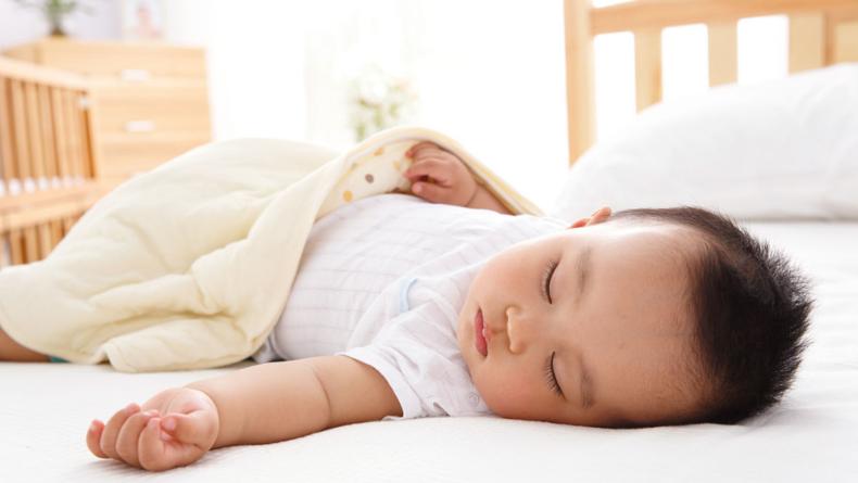 宝宝坠床摔到头怎么处理最好,宝宝坠床什么情况下就医