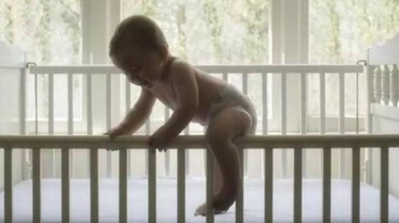 宝宝坠床摔到头怎么处理最好,宝宝坠床什么情况下就医