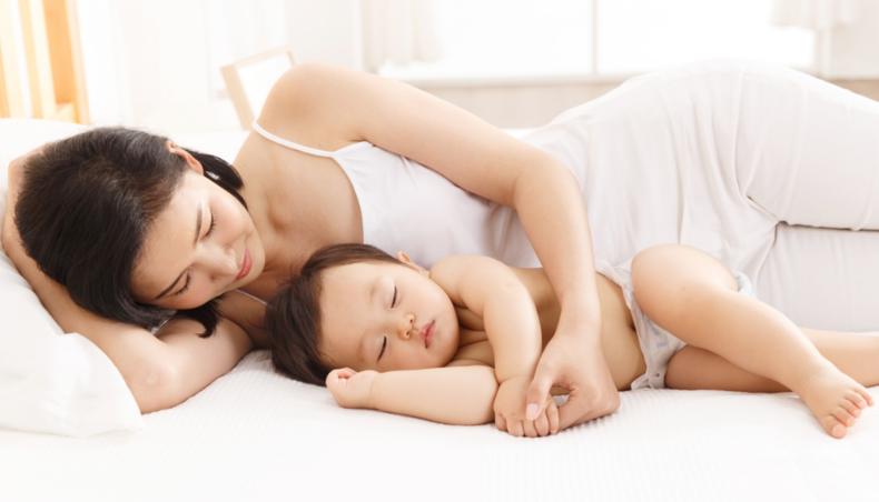 宝宝坠床摔到头怎么处理最好,宝宝坠床什么情况下就医