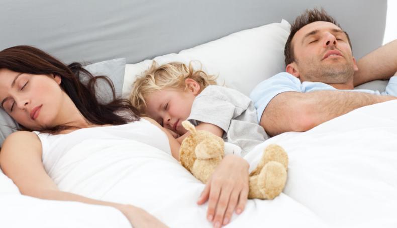 宝宝坠床摔到头怎么处理最好,宝宝坠床什么情况下就医